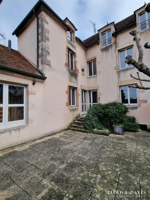 Maison - 221 m² - 7 pièces