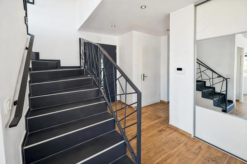 Maison - 215 m² - 9 pièces