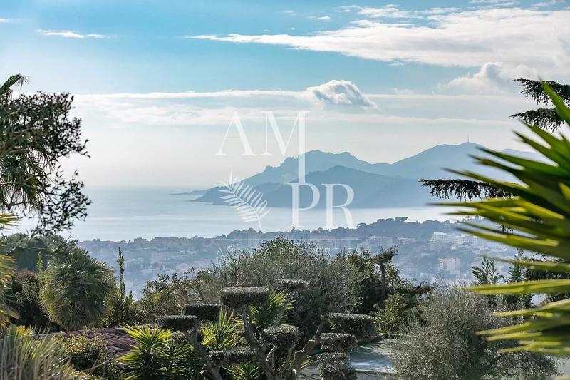 Maison - 262 m² - 7 pièces