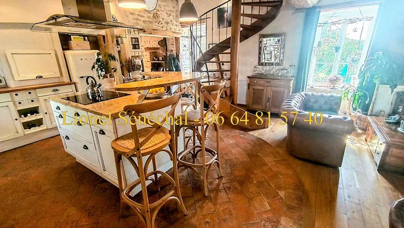 Demeure - 240 m² - 12 pièces