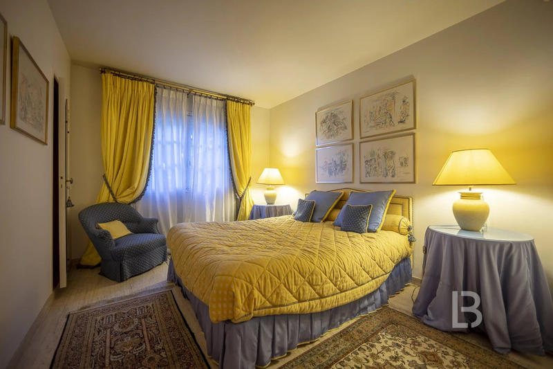 Maison - 230 m² - 5 pièces