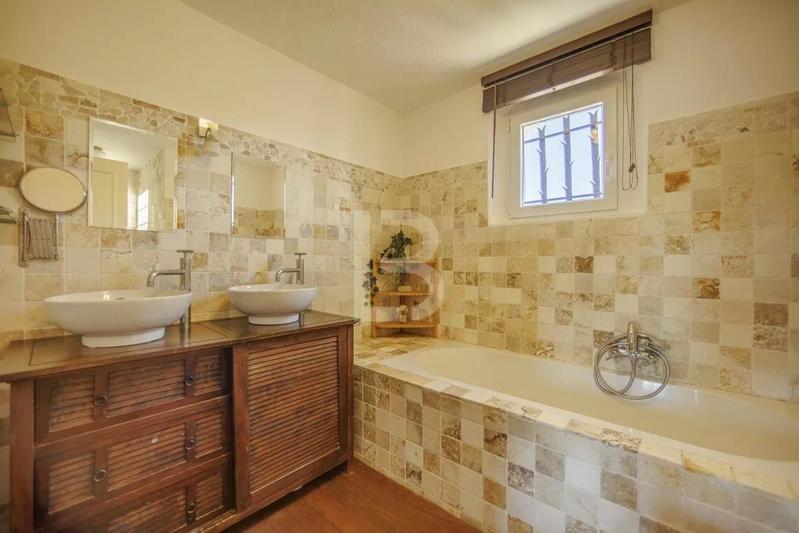 Villa - 196 m² - 6 pièces