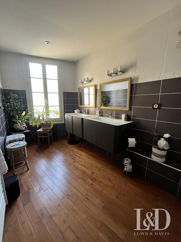 Maison - 220 m² - 9 pièces