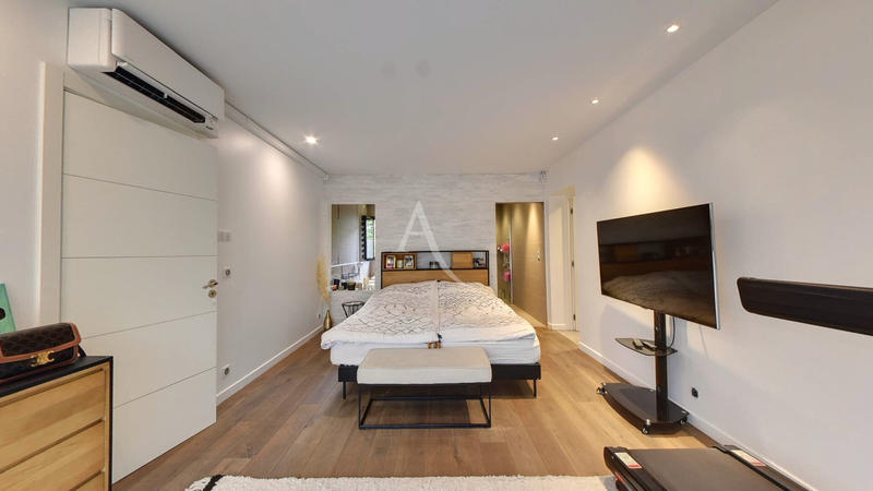 Maison - 212 m² - 8 pièces