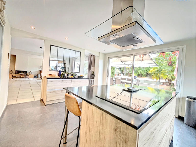 Maison - 310 m² - 8 pièces