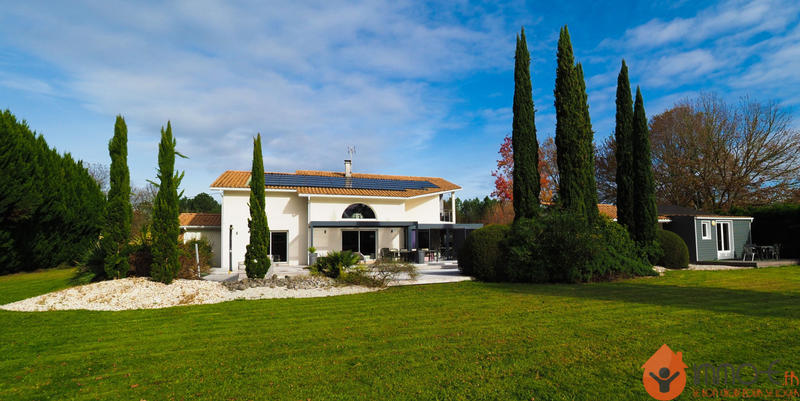 Maison - 315 m² - 9 pièces