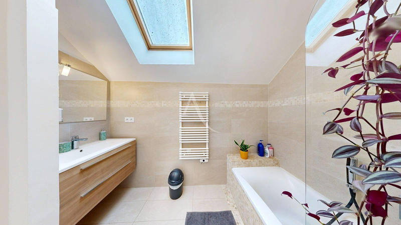 Maison - 211 m² - 8 pièces