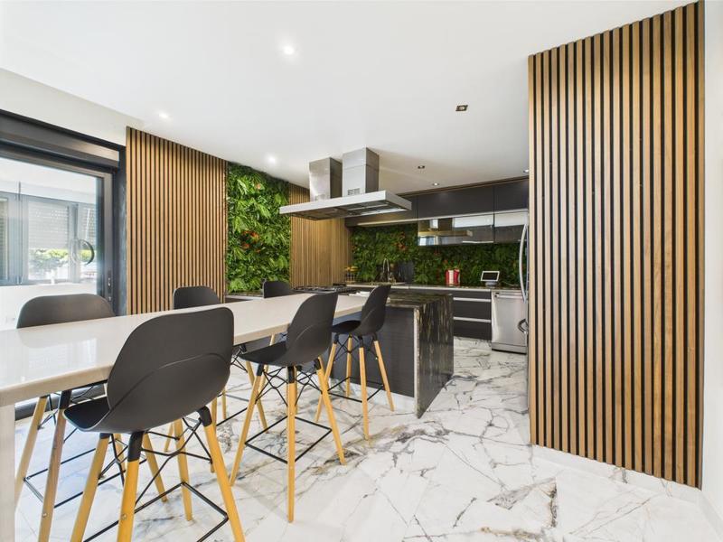 Maison - 255 m² - 9 pièces