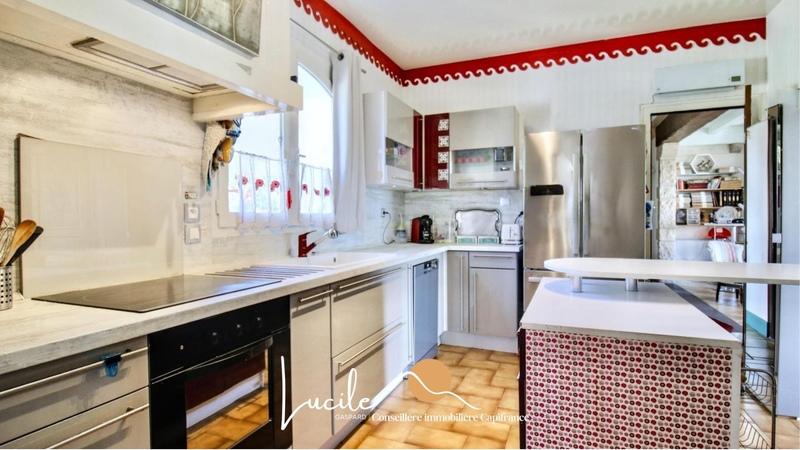 Maison - 235 m² - 9 pièces