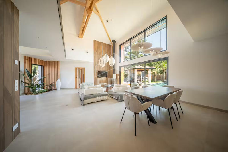 Maison - 230 m² - 7 pièces