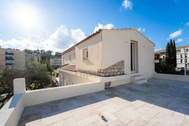 Maison de ville - 220 m² - 8 pièces