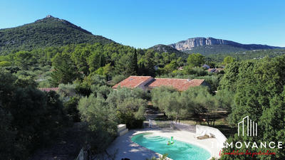 Maison traditionnelle - 240 m² - 6 pièces