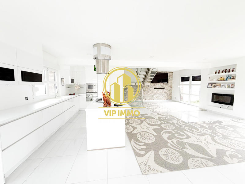 Maison - 220 m² - 10 pièces