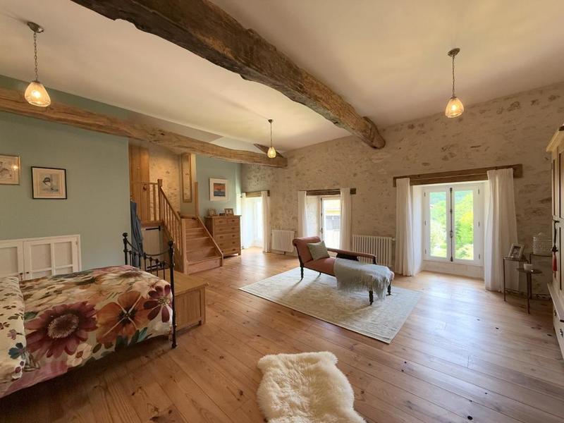 Maison - 360 m² - 8 pièces