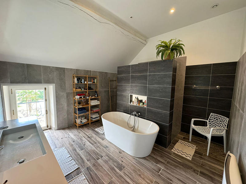 Maison - 280 m² - 9 pièces