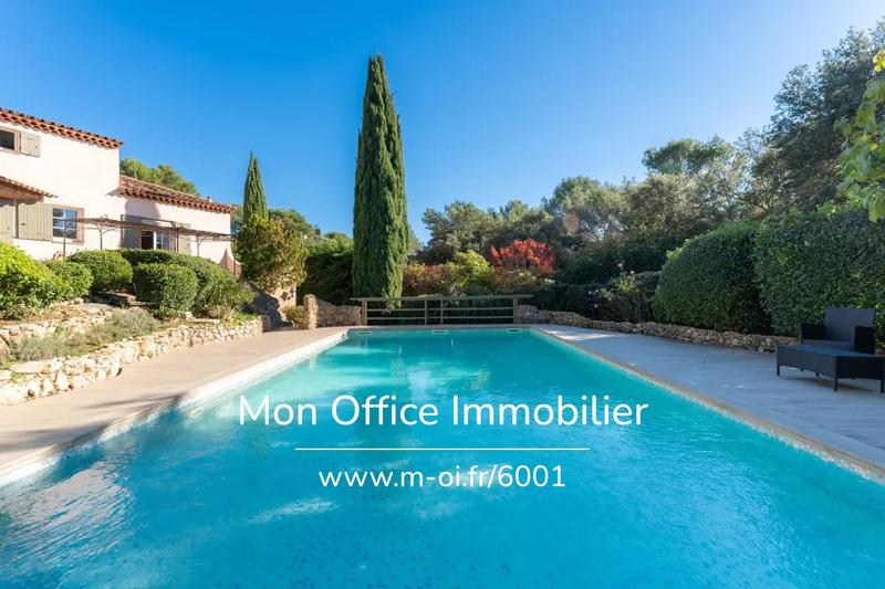 Maison - 225 m² - 9 pièces