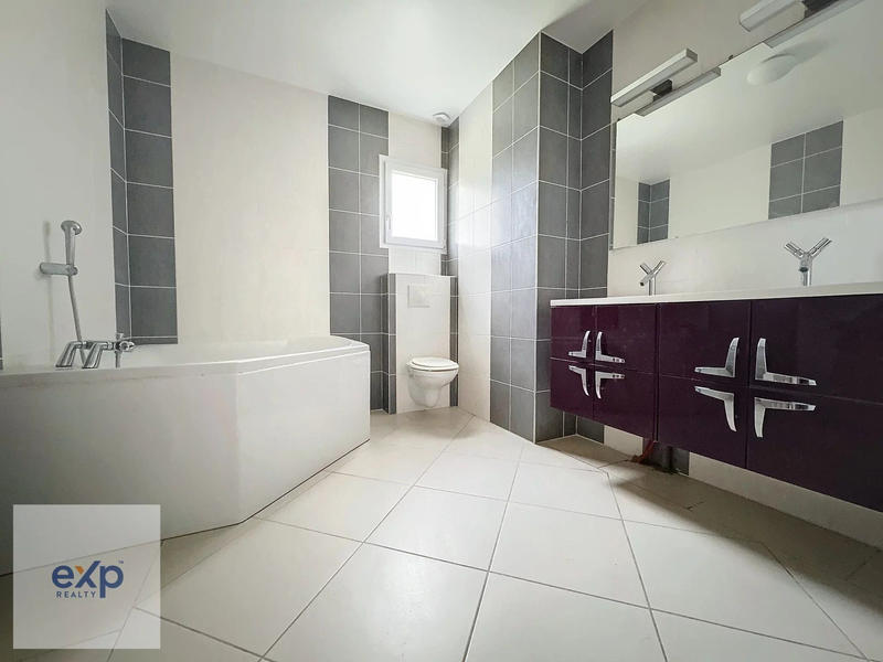 Maison - 235 m² - 10 pièces