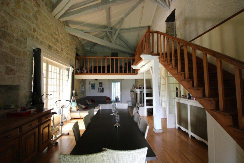 Propriété - 253 m² - 8 pièces