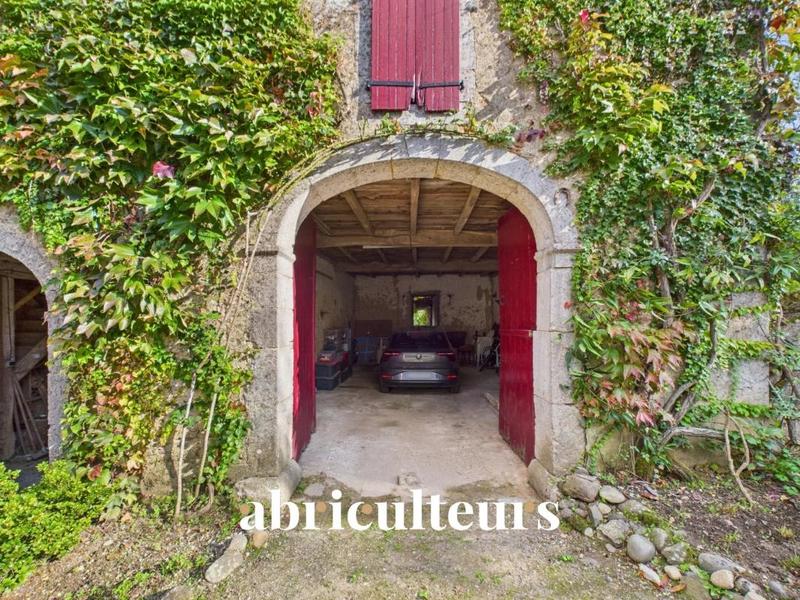 Propriété - 235 m² - 8 pièces