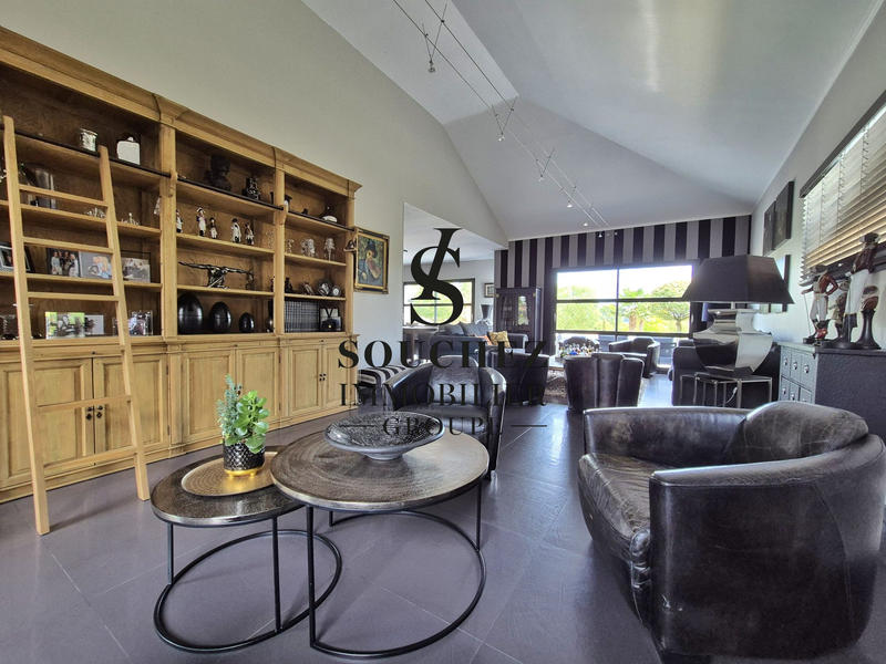 Villa - 265 m² - 10 pièces