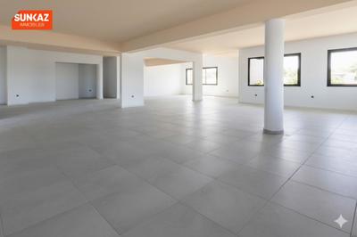 Local commercial - 213 m² - 1 pièce