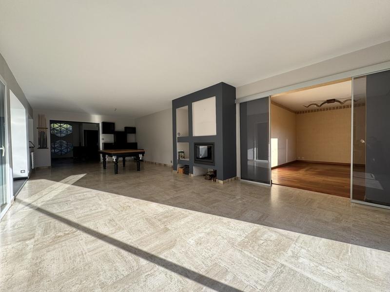 Villa - 281 m² - 9 pièces