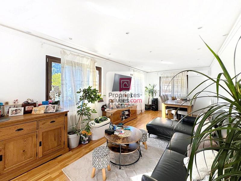 Maison - 240 m² - 18 pièces