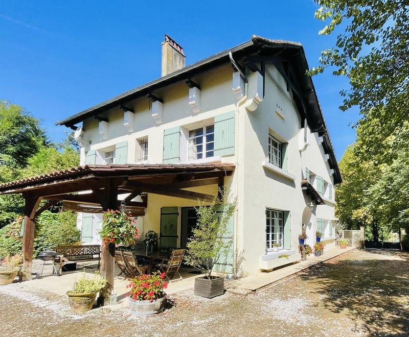 Maison traditionnelle - 236 m² - 9 pièces