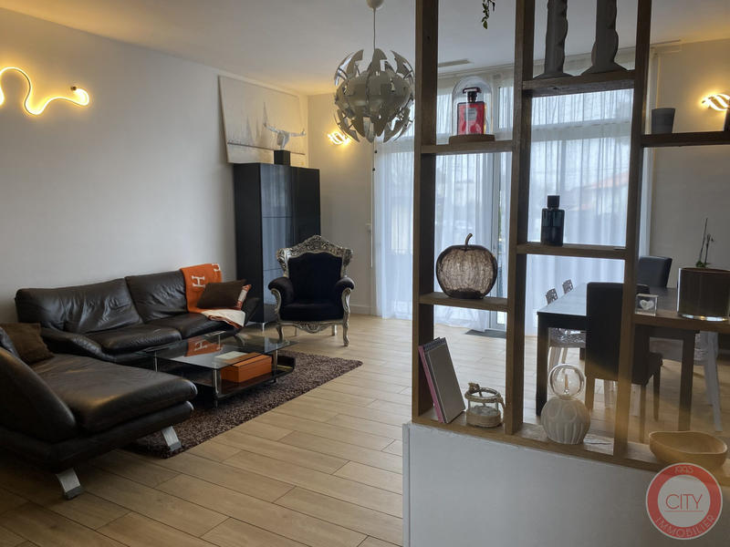 Maison traditionnelle - 223 m² - 9 pièces