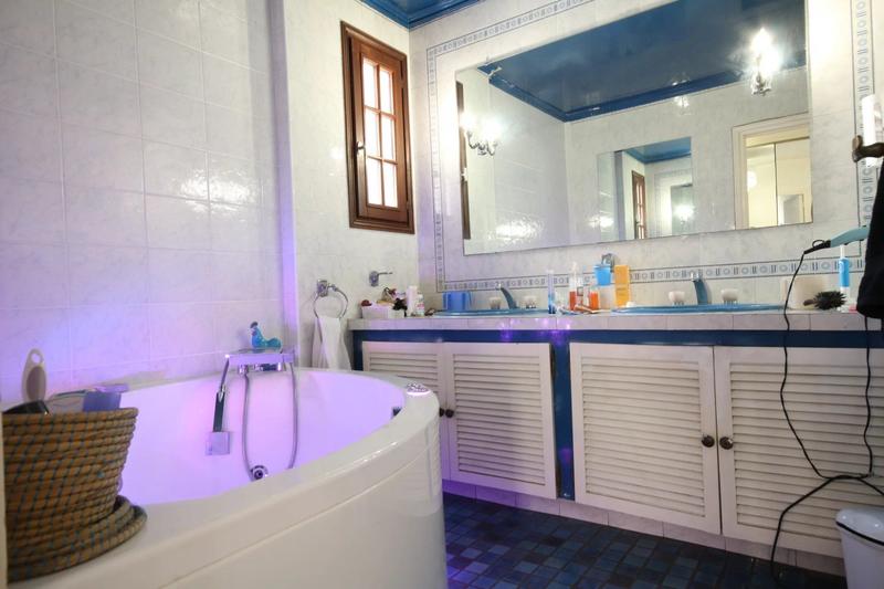 Maison - 210 m² - 7 pièces