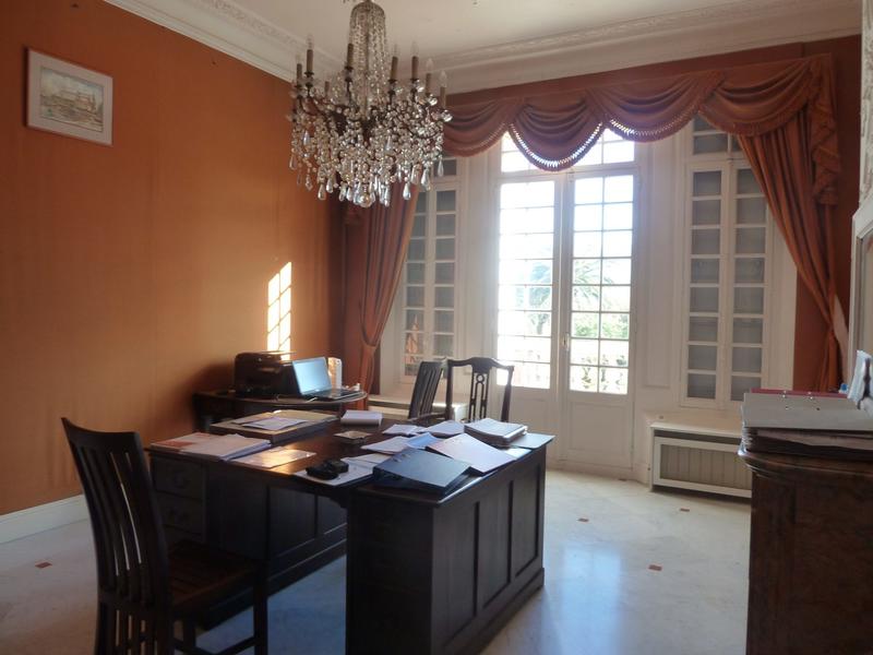 Maison - 760 m² - 13 pièces