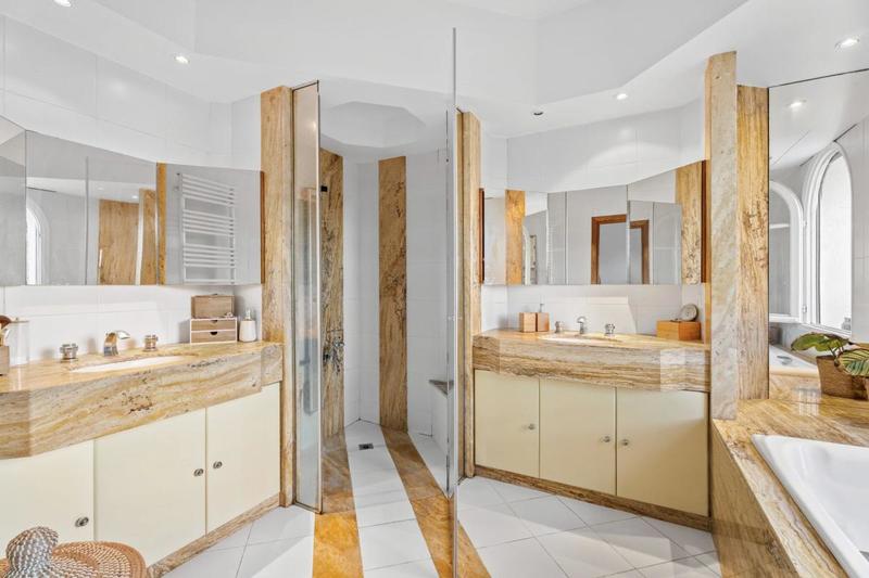 Maison - 467 m² - 10 pièces