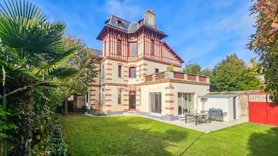 Maison de maîtres - 225 m² - 10 pièces