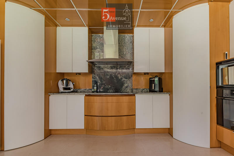 Maison - 400 m² - 12 pièces