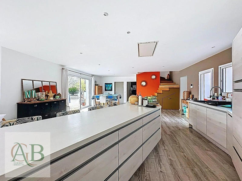 Maison - 220 m² - 7 pièces