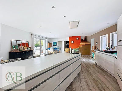 Maison - 220 m² - 7 pièces