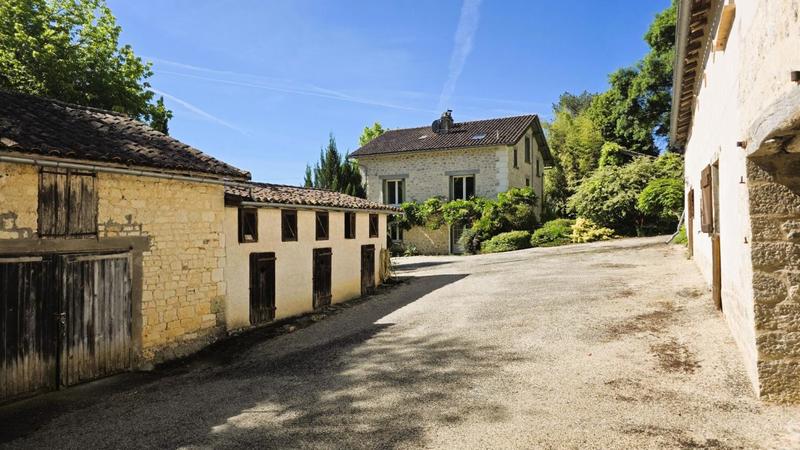 Propriété - 223 m² - 9 pièces