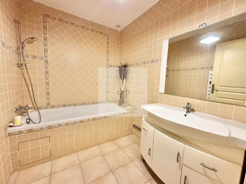 Maison - 228 m² - 9 pièces