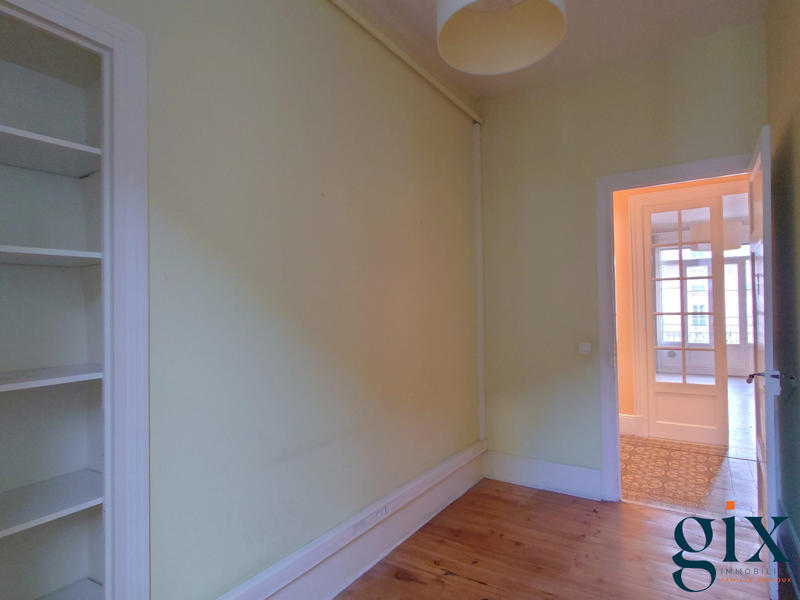 Appartement - 255 m² - 10 pièces