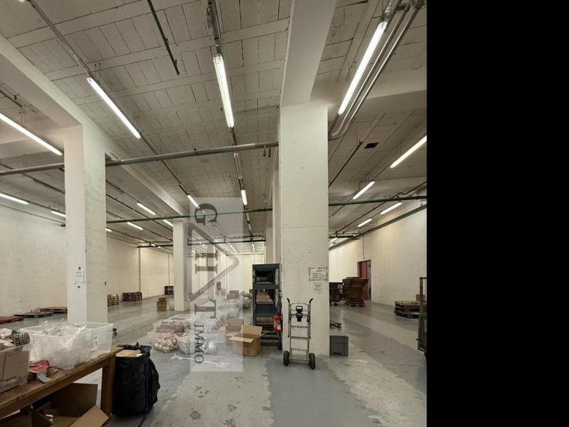 Entrepôt - 744 m²
