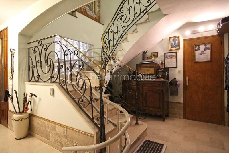 Villa - 222 m² - 9 pièces