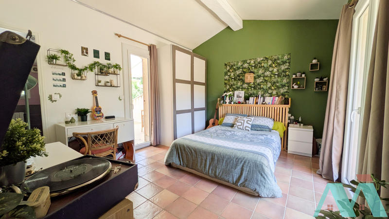 Propriété - 325 m² - 7 pièces