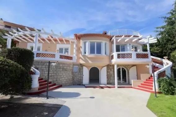 Villa - 260 m² - 10 pièces