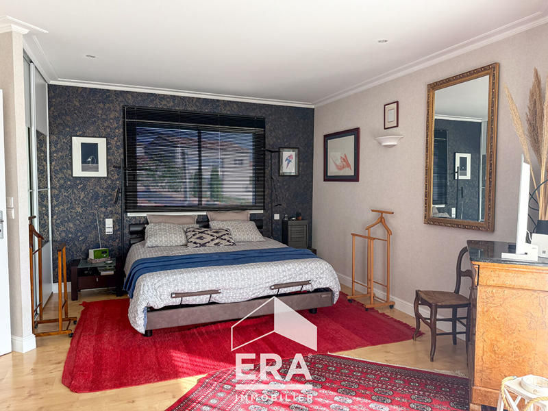 Maison - 325 m² - 10 pièces