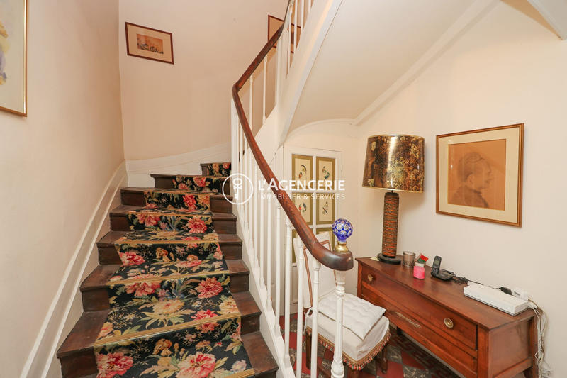 Maison - 310 m² - 8 pièces