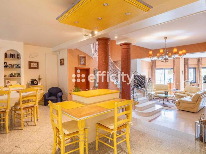 Pavillon - 327 m² - 6 pièces