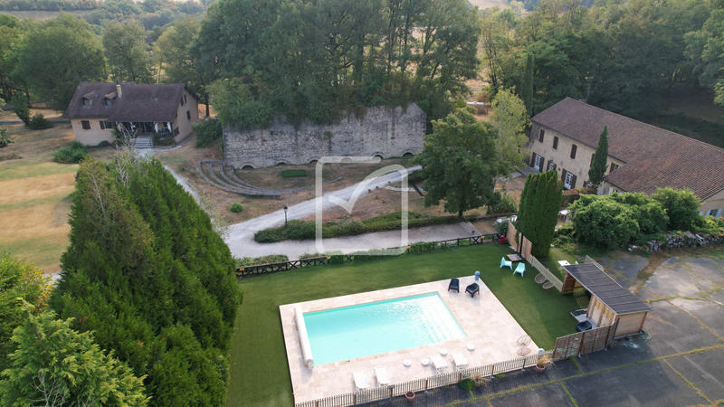 Propriété - 800 m² - 30 pièces