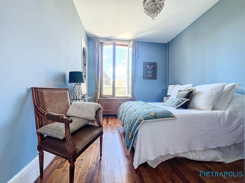 Maison - 300 m² - 8 pièces