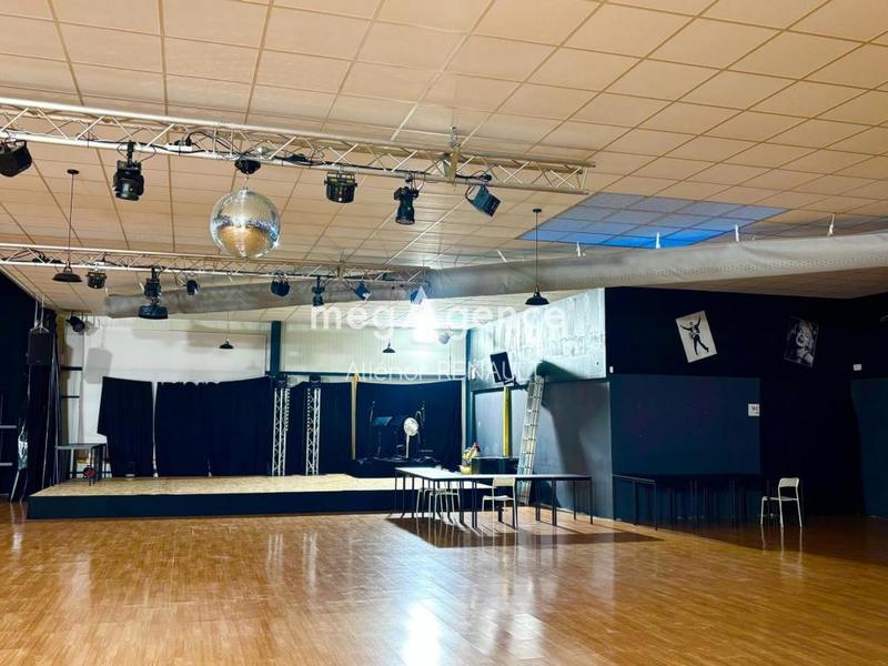 Local commercial - 1 500 m² - 14 pièces