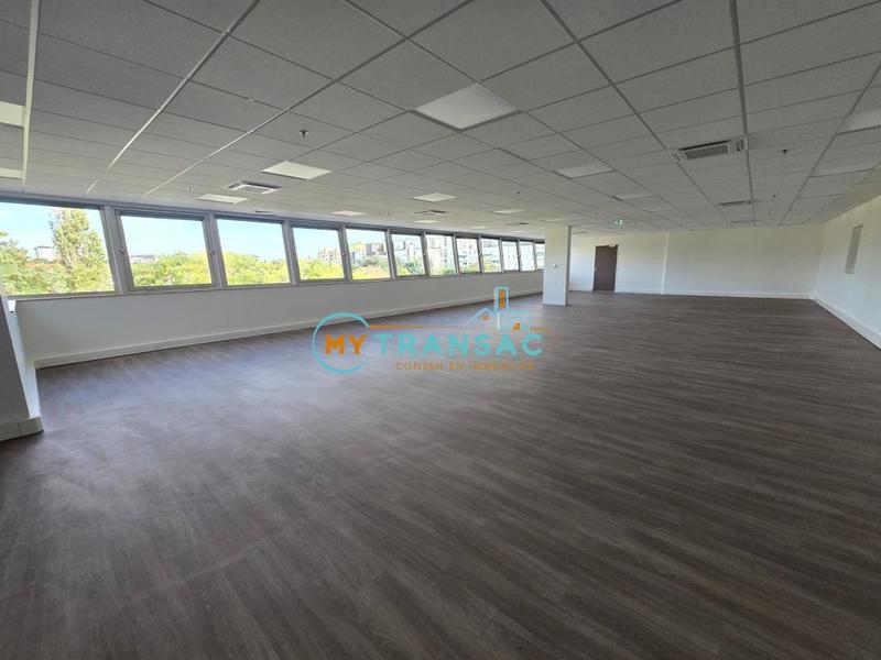 Entrepôt - 2 098 m²